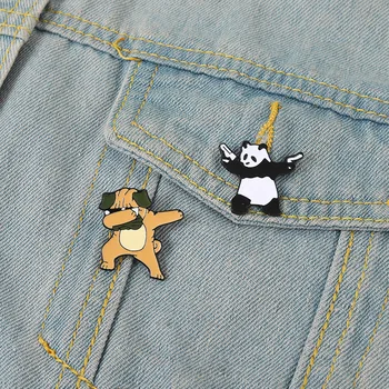 Animais dos desenhos animados broche Panda e o cão homens e mulheres de mochila de roupas, acessórios Liga emblemas Presentes para amigos Pin por atacado